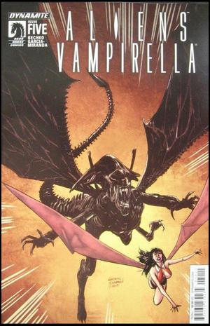 [Aliens / Vampirella #5 (Cover A - Gabriel Hardman)]