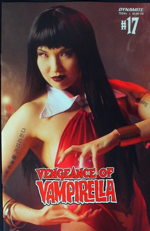 [Vengeance of Vampirella (series 2) #17 (Cover D - Cosplay)]