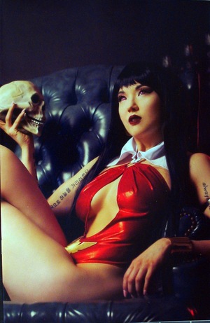 [Vengeance of Vampirella (series 2) #19 (Retailer Incentive Virgin Cosplay Cover)]