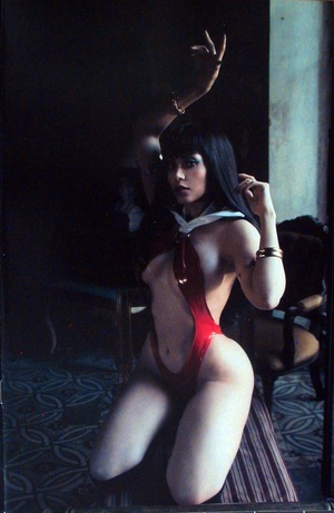 [Vampirella (series 8) #21 (Retailer Incentive Virgin Cosplay Cover)]