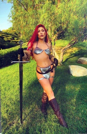 [Invincible Red Sonja #8 (Cover H - Full Art Cosplay Incentive)]