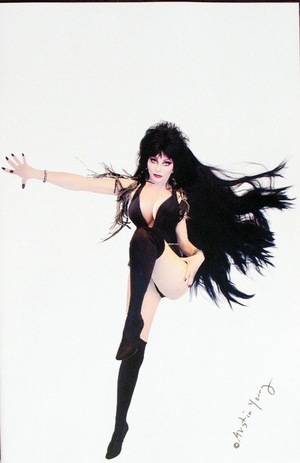 [Elvira in Horrorland #4 (Cover K - Photo Full Art Incentive)]