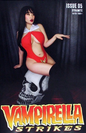 [Vampirella Strikes (series 3) #5 (Cover E - Cosplay)]