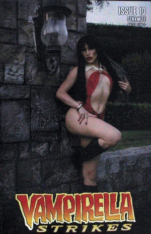 [Vampirella Strikes (series 3) #10 (Cover E - Cosplay)]